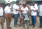உசிலம்பட்டியில் ஹெல்மெட் அணிந்து வாகனம் ஓட்டினால் ஸ்வீட் பாக்ஸ் இலவசம்