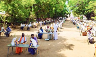 உசிலம்பட்டியில் சலவைத் தொழிலாளர்களுக்கு உணவுப் பொருட்கள் வழங்கிய திமுக தலைமை செயற்குழு உறுப்பினர்