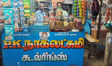 கீழே கிடந்த 50ஆயிரம் மதிப்பிலான மொபைல் போனை உரிமையாளரிடம் வழங்கிய பெட்டிக்கடைக்காரர்