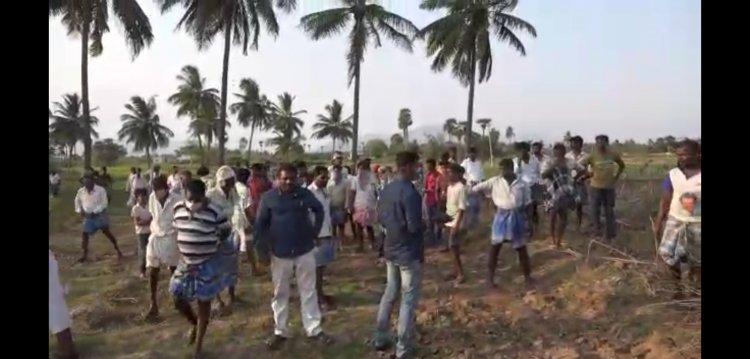 செங்கம் அருகே பரபரப்பு இறந்தவரின் உடலை புதைக்க வழி விடாததால்  மயானத்தில் பரபரப்பு