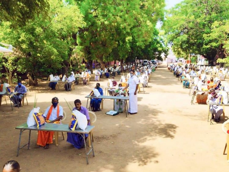 உசிலம்பட்டியில் சலவைத் தொழிலாளர்களுக்கு உணவுப் பொருட்கள் வழங்கிய திமுக தலைமை செயற்குழு உறுப்பினர்