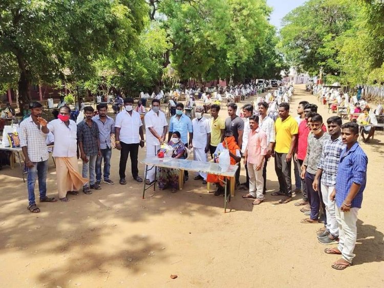 உசிலம்பட்டியில் சலவைத் தொழிலாளர்களுக்கு உணவுப் பொருட்கள் வழங்கிய திமுக தலைமை செயற்குழு உறுப்பினர்