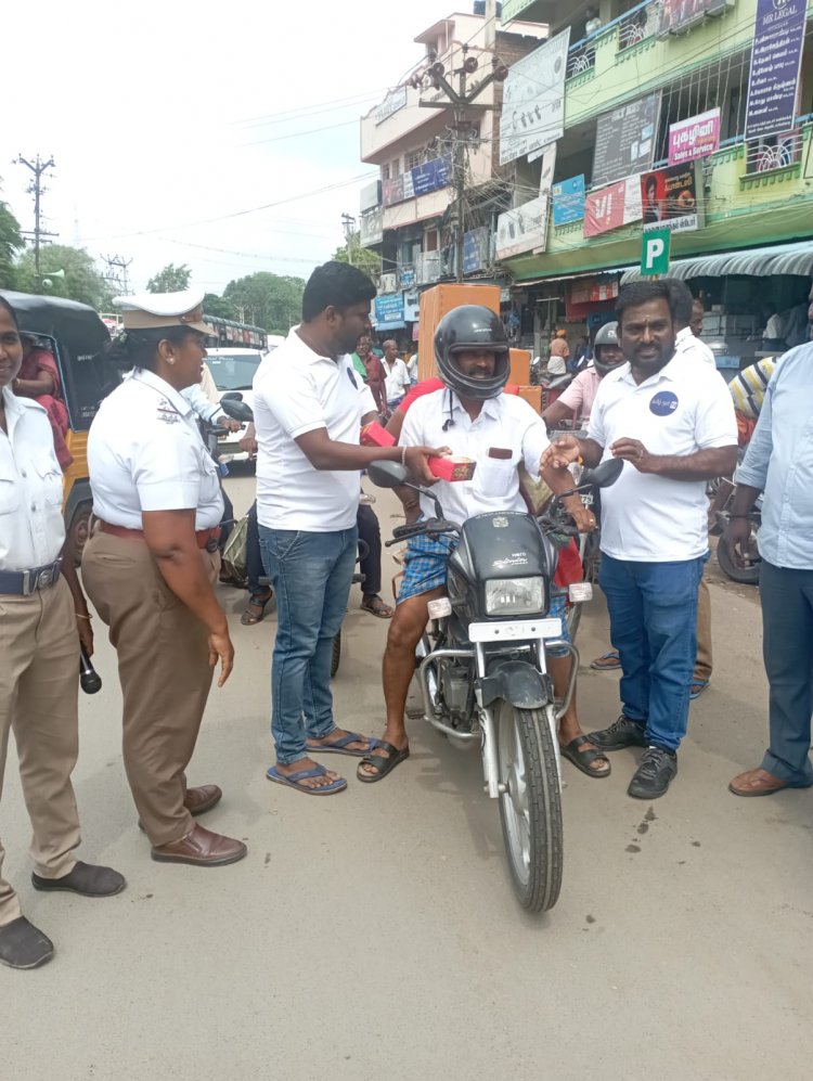 உசிலம்பட்டியில் ஹெல்மெட் அணிந்து வாகனம் ஓட்டினால் ஸ்வீட் பாக்ஸ் இலவசம்